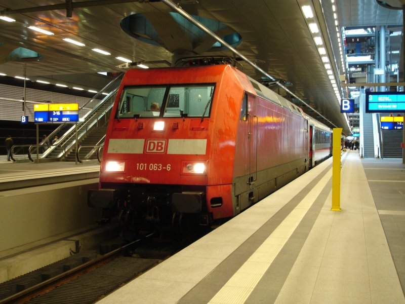 101 063 steht am 22.Mrz mit einem InterCity nach Dortmund Hbf im Berliner Hauptbahnhof am Gleis 3 abfahrbereit. Nchster Halt: Berlin-Sdkreuz!
