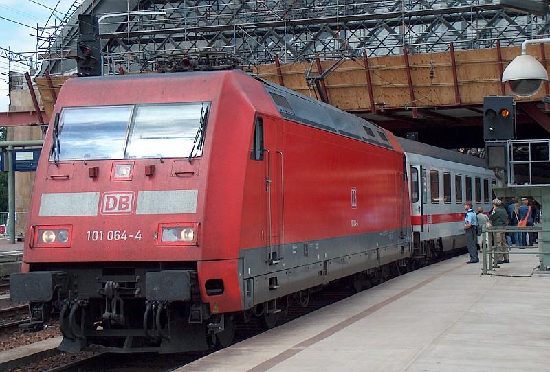 101 064-4 vor EC 173 nach Wien Sdbf ber Prag am 28.07.04 in Dresden Hbf.