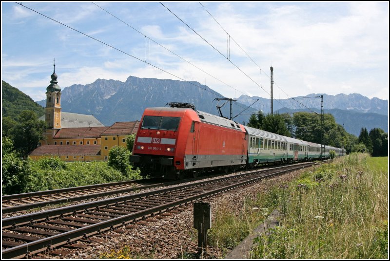 101 064 fhrt mit dem ´Modellbahngerechten´ EC 88,  LEONARDO DA VINICI  von Milano Centrale nach Mnchen Hbf, vom Brenner nach Mnchen und passiert das Kloster Raisach im wunderschnen Inntal. (03.07.07)
