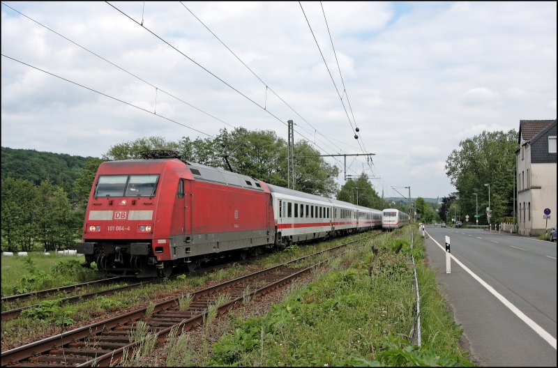 101 064 hat den InterCity 2045 von K�ln Hbf nach Leipzig Hbf am Haken und hat bei Oberwengern den 402 002 getroffen. (18.05.2008)
