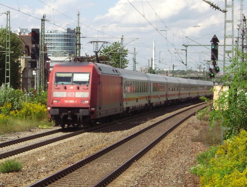 101 065-1 fhrt mit IC 2299 Frankfurt(Main)Hbf - Salzburg Hbf durch Stuttgart-Untertrkheim. 18.08.08
