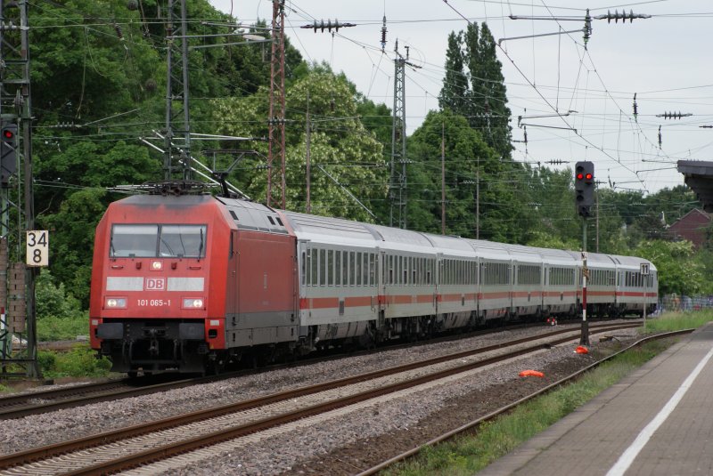 101 065-1 mit IC in Hilden als Umleiter am 16.05.2009