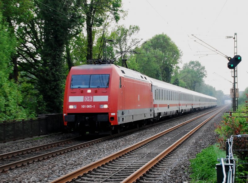 101 065-1 vor einem IC kommend aus Hamm mit n�chsten Halt in Bielefeld. Hier bei dder Durchfahrt durch Avenwedde-Isselhorst am 30.04.2009 