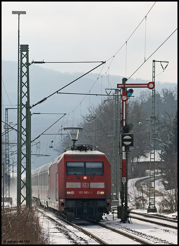 101 065-1 zog am Morgen des 15.02.2009 IC 2065 von Karlsruhe nach Nrnberg durch den winterlichen Bahnhof Goldshfe.