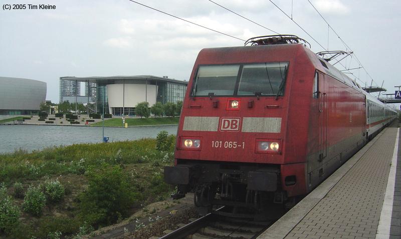 101 065 fhrt am 19.07.2005 mit ihrem IC in Wolfsburg ein. Im Hintergrund ist die Autostadt zu sehen.
