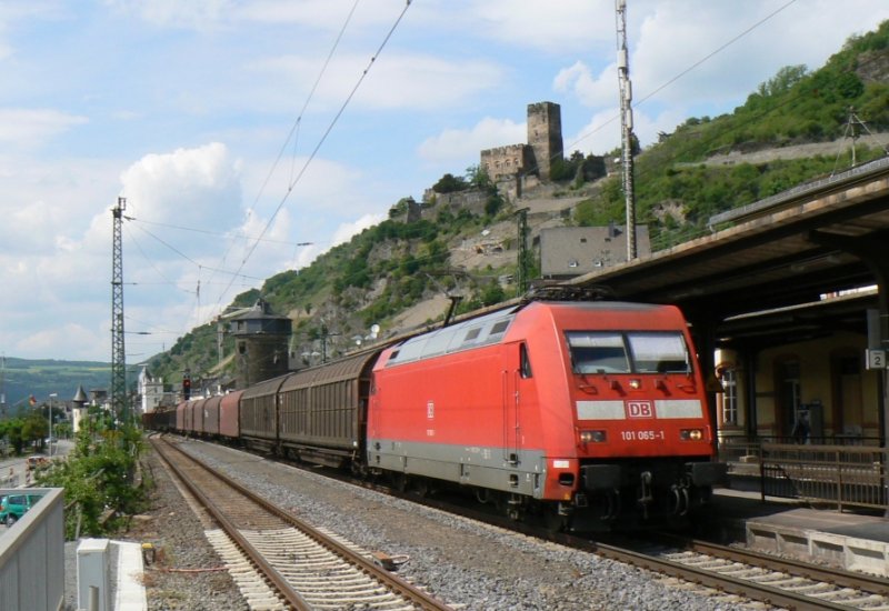 101 065 zog mal einen interessanten Zug. Am 16. Mai 2008 durfte sie sich in Kaub an der rechten Rheinstrecke an einem G�terzug erfreuen.