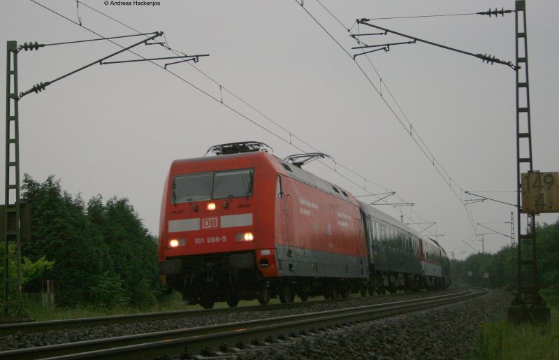 101 066-9 mit dem CNL 353/40353 am km 149,4 bei Offenburg 7.6.08. Der Zug wird in Fulda getrennt in den CNL40353 nach Koebenhavn H ,in den 353 nach Prag und enthlt einenn Kurswagen nach Moskau den D 50353