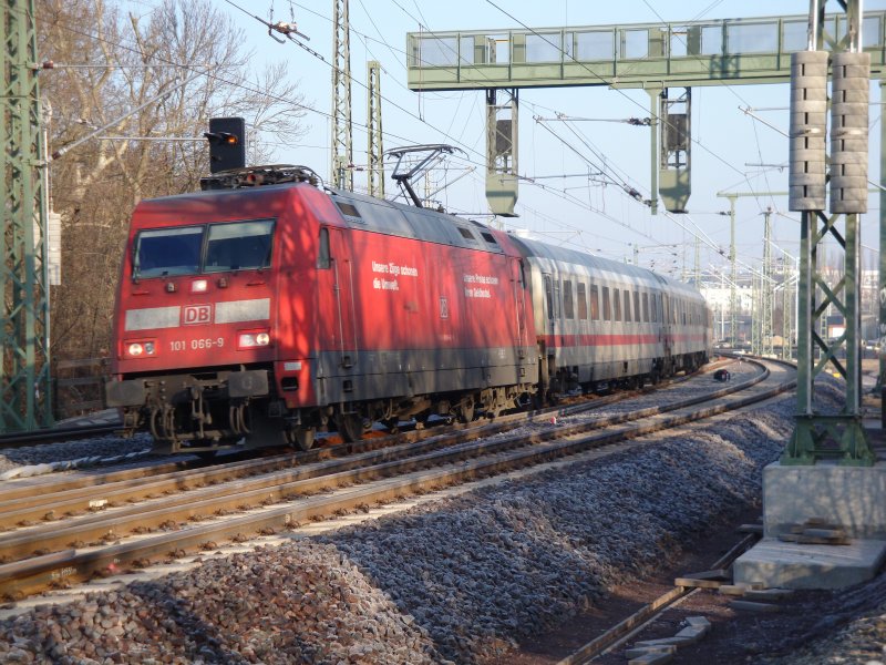 101 066-9 mit IC 2048 nach Kln kurz nach der Ausfahrt aus Magdeburg Hbf am 30.12.2008.