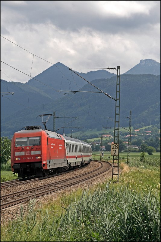 101 066 ist mit dem IC 2294 auf der Reise von Salzburg Hbf nach Frankfurt(Main)Hbf. (09.07.2008)
