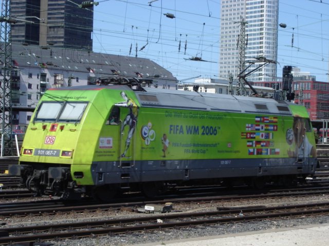 101 067-7 ist auf dem Weg zu ihrem InterCity in Frankfurt am Main. Das Besondere ist die Goleofolie von der WM 2006.
Aufgenommen am 21.07.2006.