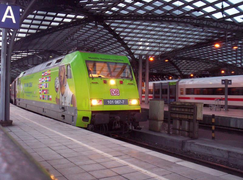 101 067-7 ein Tag spter in Kln Hbf am hellen Nachmittag. 08.01.2006