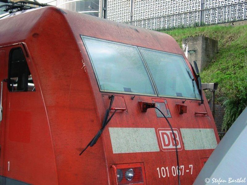 101 067-7 ersetzt an MET 1033 den defekten Steuerwagen. Doch auch sie ist defekt, zumindest der Scheibenwischer.
Aufgenommen im Hamburger Hbf.
Juli 2004