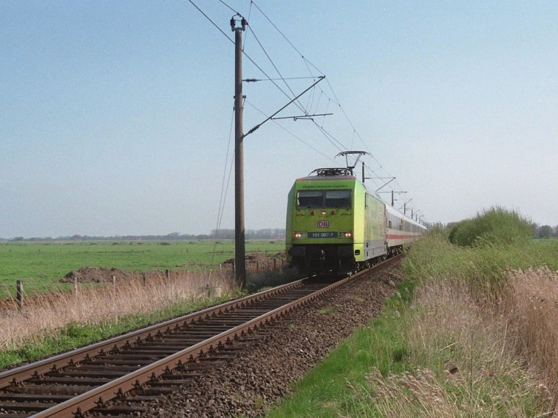 101 067-7 mit IC-zug auf die eingleisige Strecke zwischen Nordeich Mole und Emden am 4-5-2006.