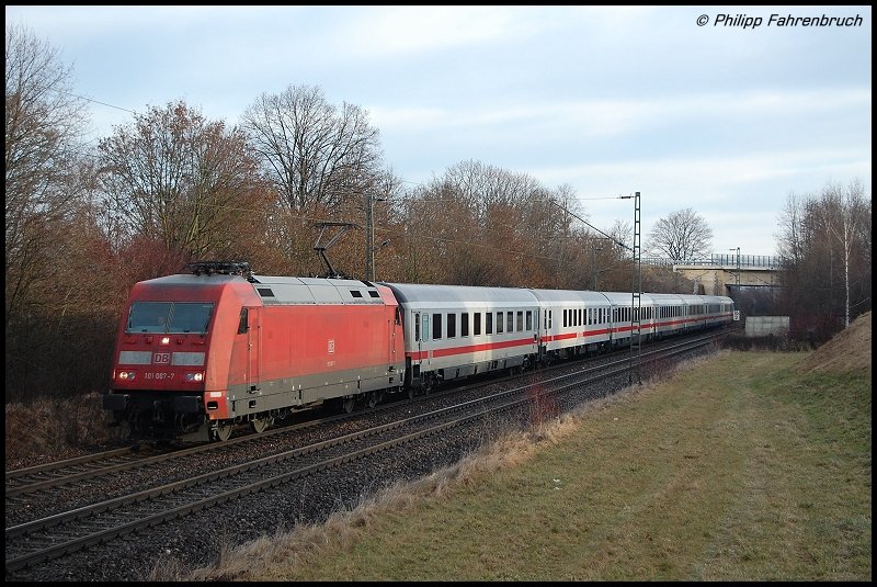 101 067-7 zieht am Morgen des 05.02.08 IC 2162 von Passau Hbf nach Karlsruhe Hbf, aufgenommen bei Aalen-Hofen.