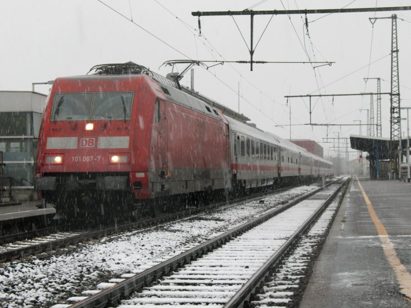 101 067-7 zog am Nachmittag des 10.11.2007 einen IC von Nrnberg nach Karlsruhe. Hier beim Halt im etwas verschneiten Bahnhof Aalen aufgenommen.