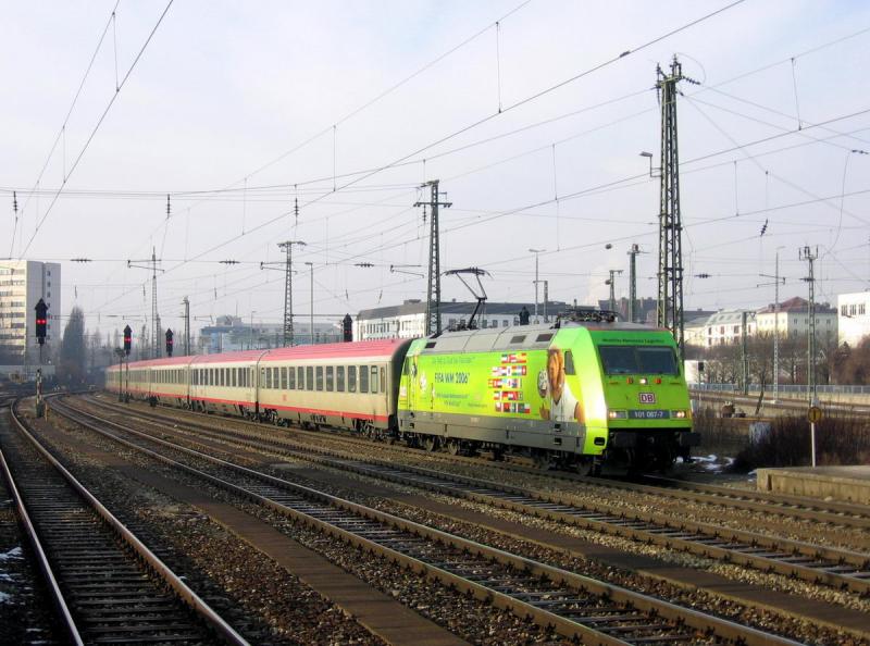 101 067 (FIFA WM 2006) mit EC 63 in Mnchen Ost (am 27.01.06)