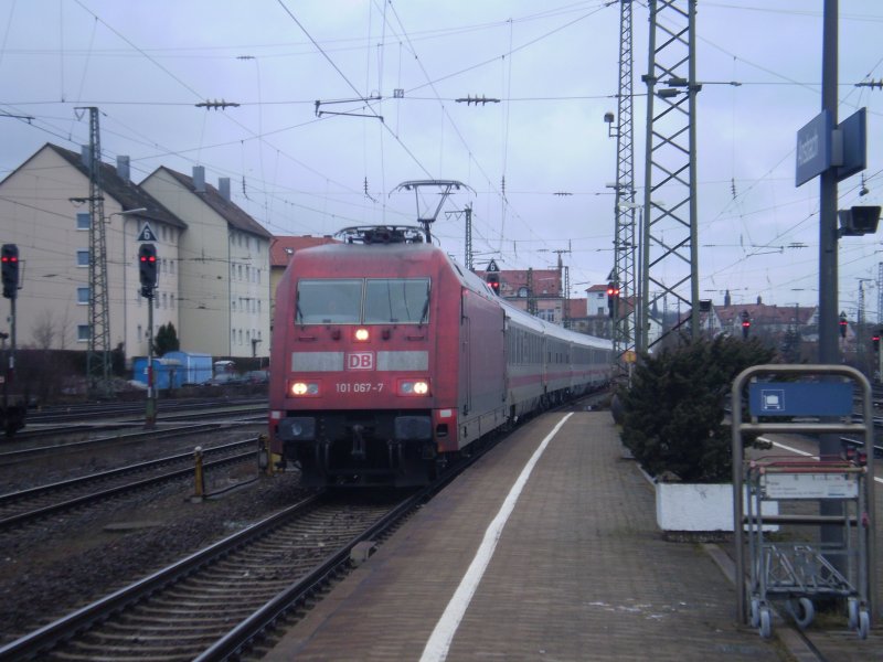 101 067 kommt mit ihrem IC um 11.50 im Ansbacher Bahnhof aus Karlsruhe an. 28.12.08