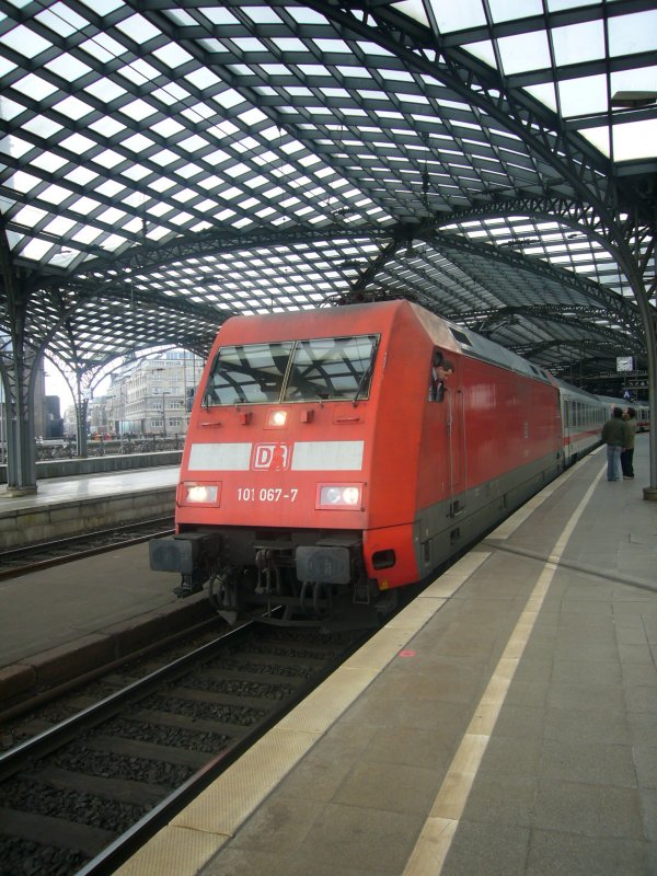 101-067 mit abgekratztem DB-Keks steht mit einem IC abfahrbereit im Klner Hbf