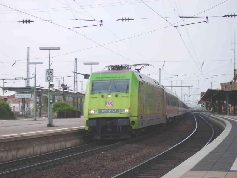 101 067 mit IC in Worms.