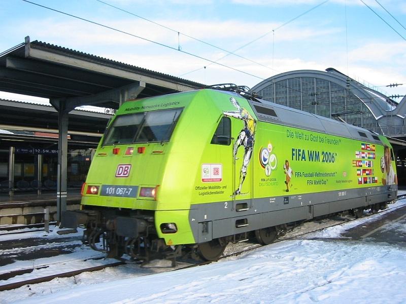 101 067 mit der Werbung zur Fuball-WM 2006 am 30.12.2005 in Karlsruhe Hbf. Die Lok hatte gerade EC 66 aus Mnchen mit Ziel Paris nach Karlsruhe gebracht und wurde nun abgekuppelt, um Platz fr eine 181er zu machen. 