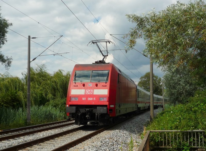 101 068-5 beschleunigt IC 2005 Emden Hbf - Konstanz aus Radolfzell. 10.07.09