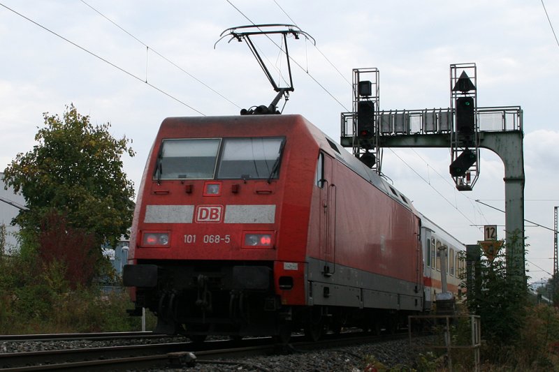 101 068-5 mit einem IC von Stuttgart kommend nahe dem Gppinger Bahnhof. Aufgenommen am 6.10.2009