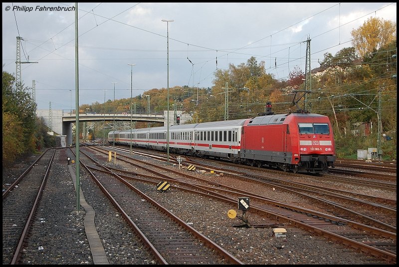 101 068-5 schiebt am spten Nachmittag des 18.10.07 den IC 2161 von Karlsruhe HBF nach Nrnberg HBF aus dem Aalener Bahnhof. Der nchste Halt des Fernzuges ist Ellwangen.