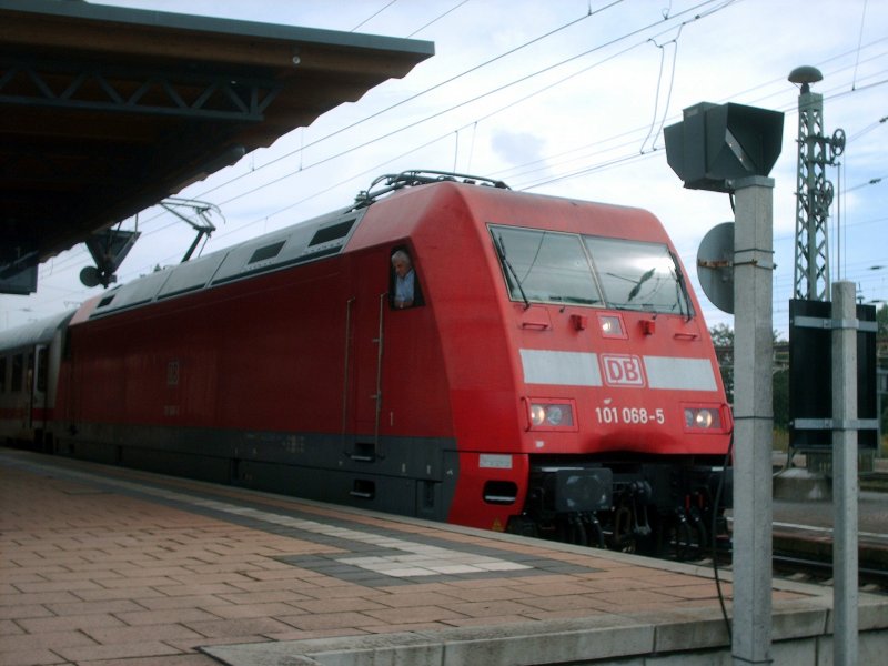 101 068-5 zog am 22.08.2007 den IC 142 von Berlin Ostbahnhof nach Amsterdam Centraal ber Hannover. Dieser Zug fhrt nach einer kurzen Pause aus dem Bahnhof Stendal raus.