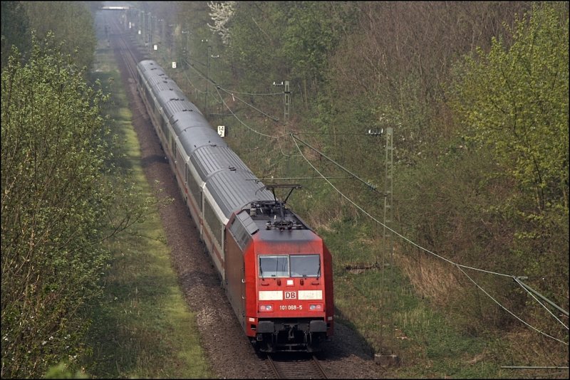 101 068 (9180 6101 068-5 D-DB) schiebt am 14.04.2009 den IC 2114, Stuttgart Hbf - Hamburg-Altona, bei Capelle(Westf) in die Hansestadt. (14.04.2009)