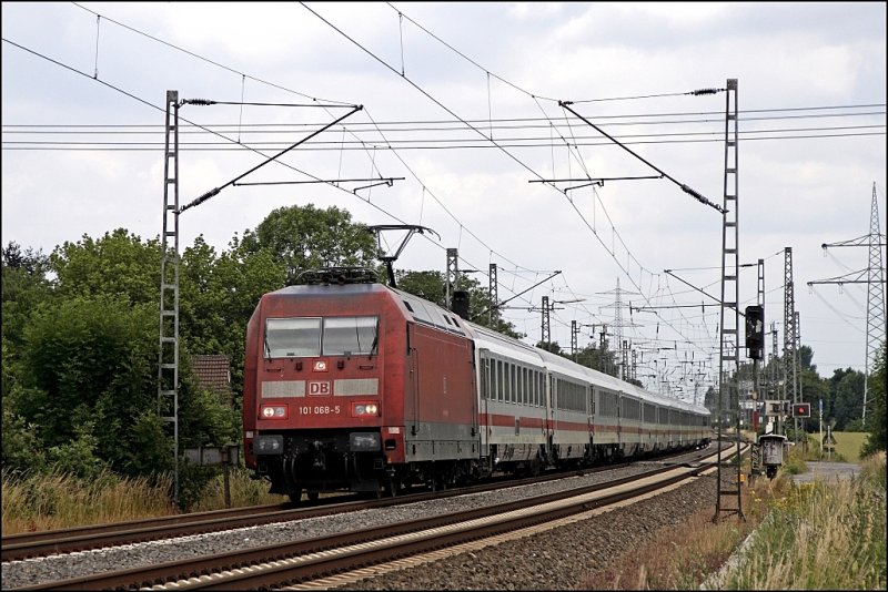 101 068 (9180 6101 068-5 D-DB) hat den IC 2025, Hamburg-Altona - Frankfurt(Main)Hbf, am Haken und ist bei Dortmund-Derne unterwegs. (20.06.2009)