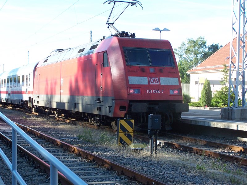 101 068 hinter einem IC in Binz (Rgen) im August 2005.