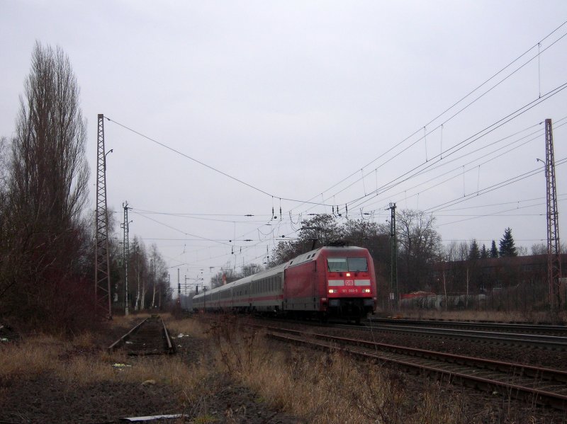 101 068 mit einem IC hinter Sarstedt