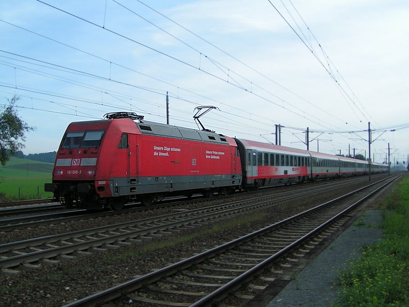 101 069-3 ist mit OEC690
 Schloss Porcia Spittal an der Drau  bei Redl-Zipf (Obersterreich) unterwegs ;090916
