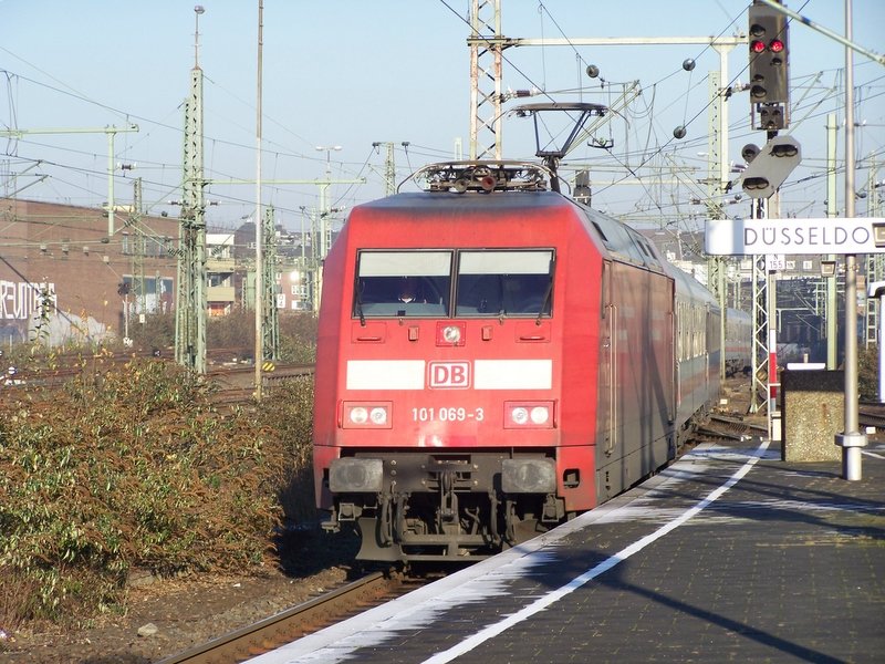 101 069-3 zieht einen InterCity von Nordeich-Mole nach Luxemburg in den Dsseldorfer Hbf ein. 22.12.07
