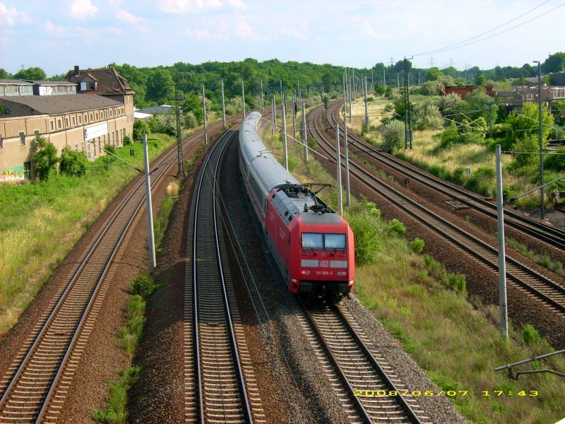 101 069 schiebt ihren IC am 07.06.08 aus Bitterfeld in Richtung Leipzig Hbf.