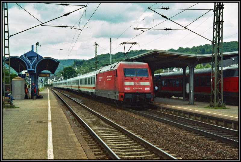 101 069 schiebt den InterCity 2013 (Leipzig-Oberstdorf) nach Ulm Hbf. Aufgenommen in Boppard.