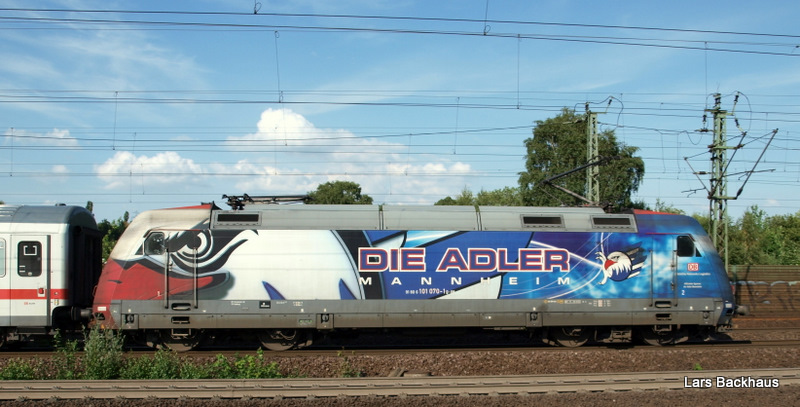 101 070-1  Die Adler Mannheim  bremst am 6.07.09 den IC 2024 Passau Hbf - Hamburg-Altona zum Zwischenhalt in Hamburg-Harburg auf Gleis 2.