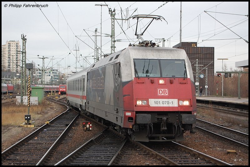 101 070-1 mit einer InterCity-Garnitur beim Ausrangieren aus dem Stuttgarter Hbf.