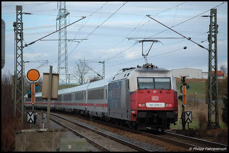 101 070-1 schiebt am 11.03.08 IC 2161 von Karlsruhe Hbf nach Nrnberg Hbf, aufgenommen bei Aalen-Hofen am Streckenkilometer 77 der Remsbahn (KBS 786).