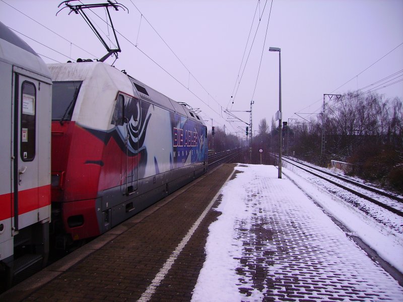 101 070-1 verl�sst den Bahnhof Elmshorn und macht sich auf den Weg durch das Schneegest�ber nach Berlin Hbf (9.2.07)