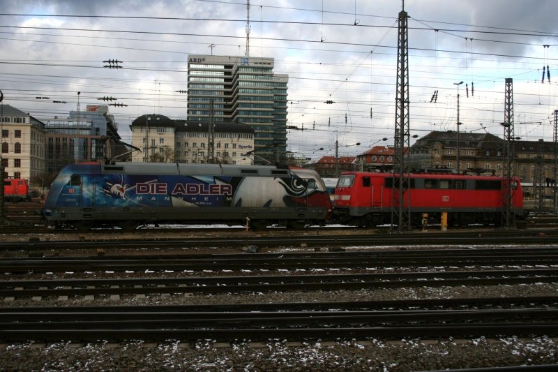 101 070 (Adler Mannheim) und 111 187 am 22.11.2008 in M�nchen Hbf.