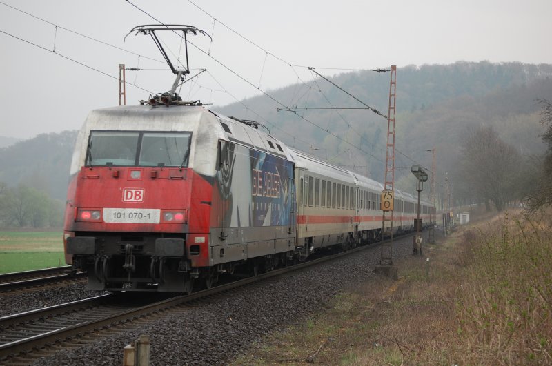 101 070 (Adler Mannheim) am 8.4.2009 mit IC 2376 nach HH-Altona kurz vor Kreiensen