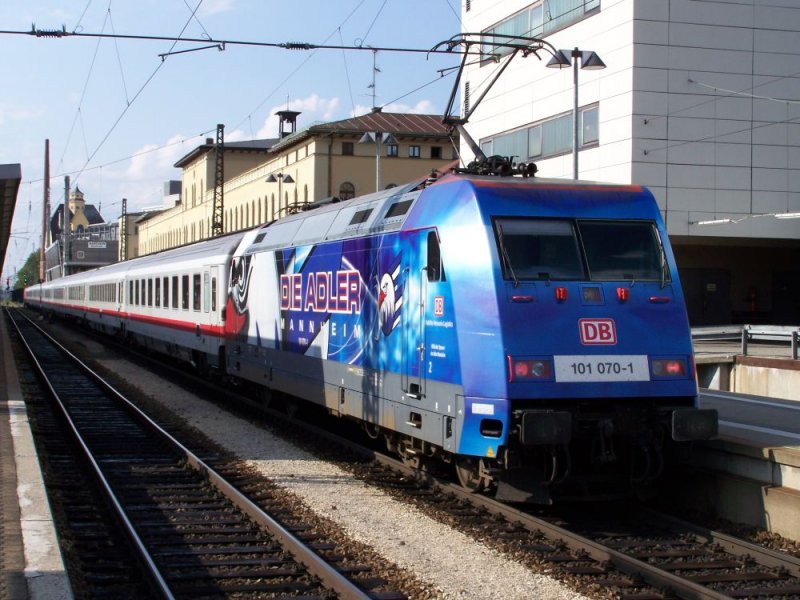 101 070 Adler Mannheim hat am 13.08.2007 mit EC 60 nach Strasbourg Augsburg Hbf erreicht. 101 023 hat dem Adler dabei unter die Flgel gegriffen.