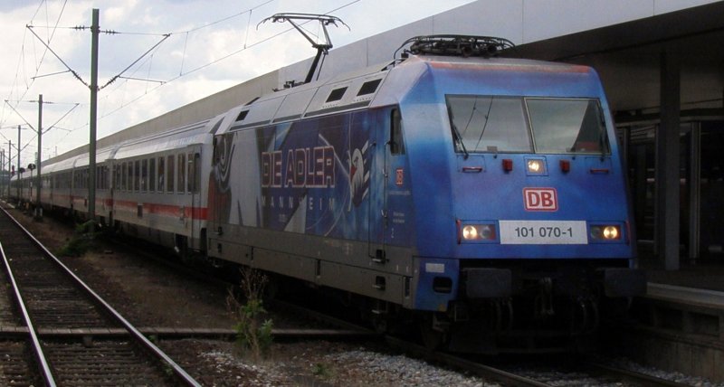 101 070 am 04.09.07 mit dem IC 2012 im Mannheimer HBF.
