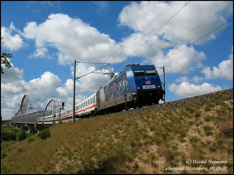 101 070  Die Adler Mannheim  am IC2453 Eisenach - Stralsund. Hier hat sie soeben die Elbbrcke bei Lutherstadt Wittenberg passiert, 01.08.07.