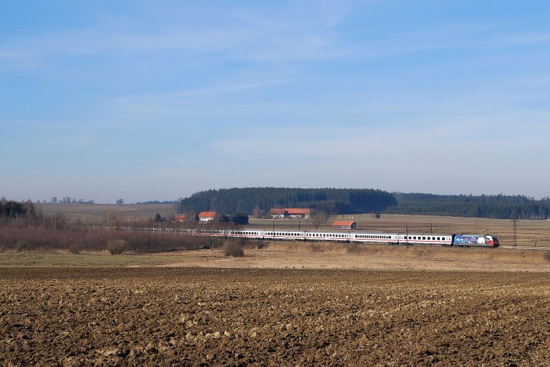 101 070 (Die Adler) mit IC 2368 bei Mammendorf (17.02.2008)