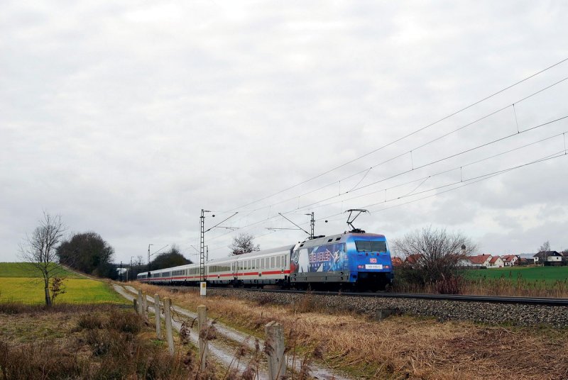 101 070 (Die Adler) schiebt IC 2298, hier bei Hattenhofen (12.01.2007)