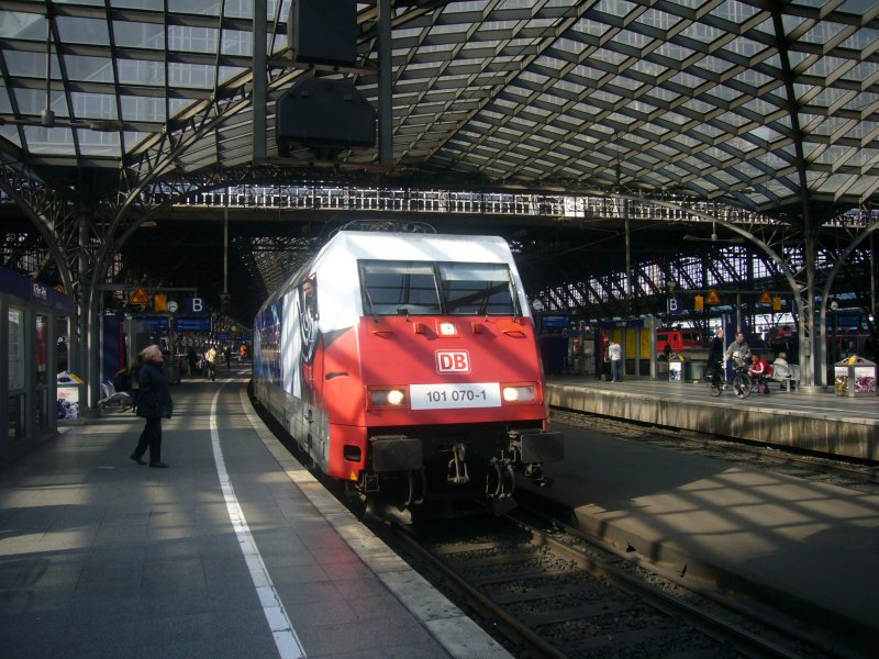 101 070  Die Adler  steht am 25.03.07 mit dem IC 1904 nach Westerland(Sylt) in K�ln Hbf. Der Lokf�hrer hatte extra f�r mich das Fernlicht angeschaltet