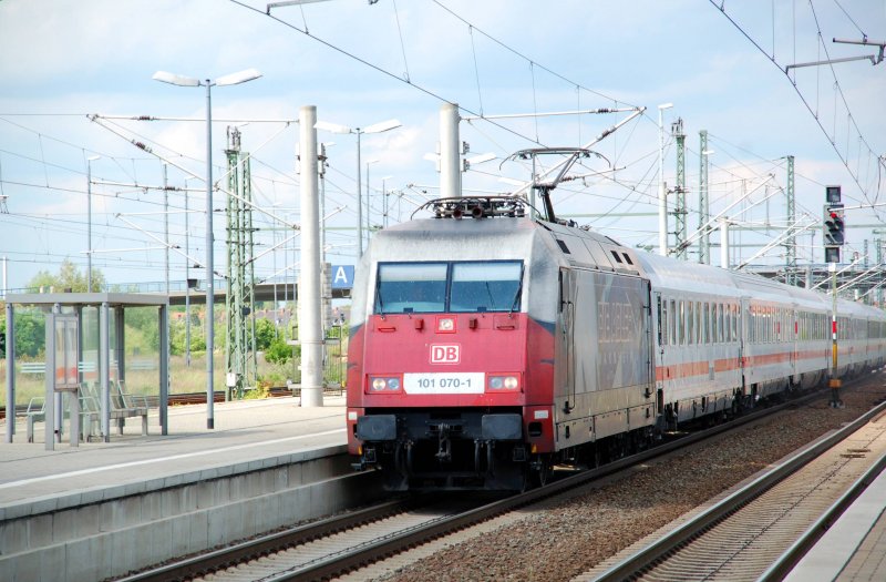 101 070 erreicht am 16.05.09 den Bahnhof Bitterfeld. Am Haken hat sie den IC 2354 nach Dortmund.