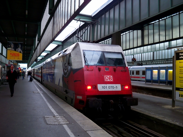 101 070 mit dem IC 2362 in Stuttgart Hbf. Aufgenommen am 11.10.2009